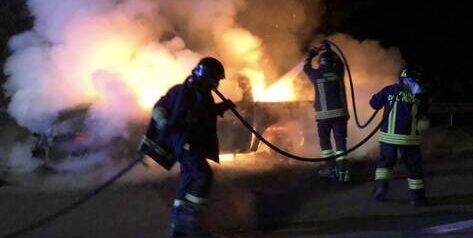 Benevento, auto in fiamme in via Marotta