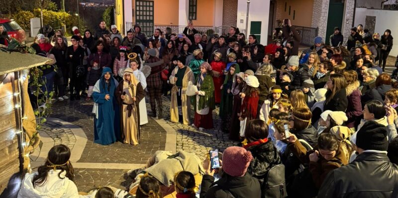 Sant’Angelo a Cupolo, grande successo per il Presepe vivente dell’I.C. Siani (FOTO)