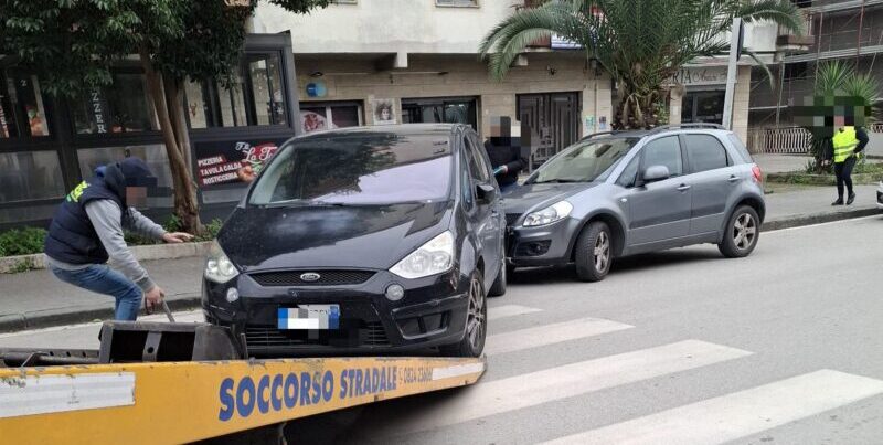 Benevento, dimentica di inserire il freno a mano e tampona un’altra auto