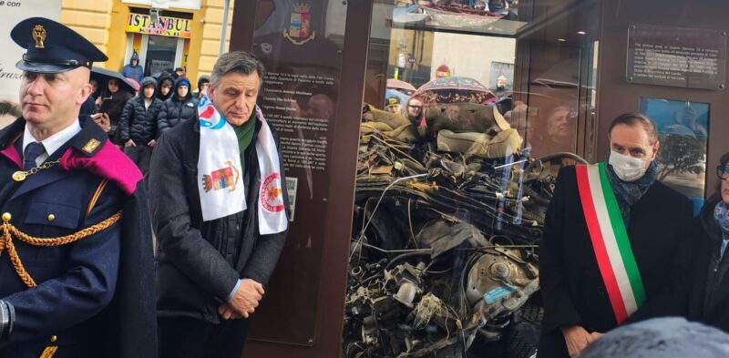 I resti dell’auto della strage di Capaci a Benevento per ricordare il giudice Falcone e le vittime di Mafia