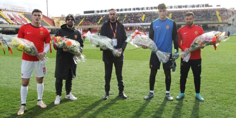 Foggia-Benevento, l’omaggio della Strega ai quattro giovani tifosi scomparsi