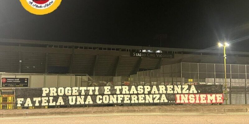 Benevento, nuovo striscione della Sud: “Progetti e trasparenza, fatela una conferenza…insieme”