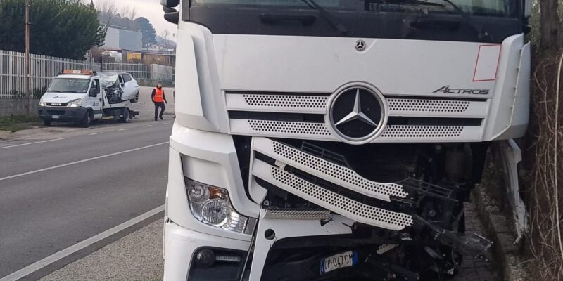 Tragedia in Valle Caudina, scontro tra auto e camion: 30enne perde la vita