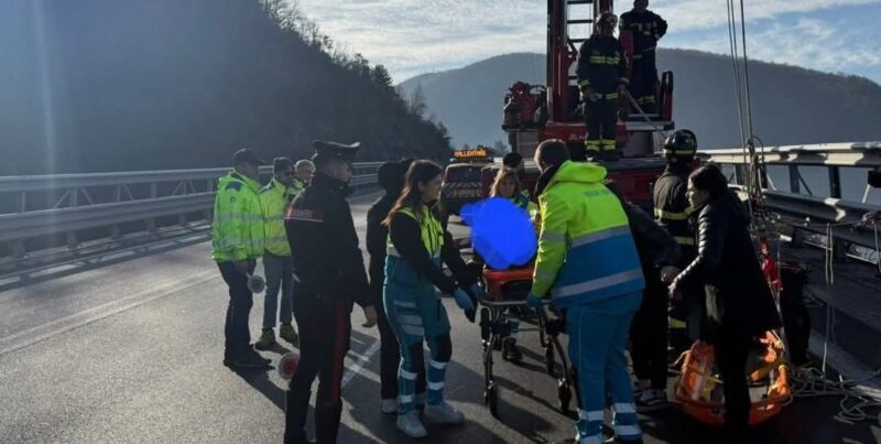 Dramma sull’Ofantina: 24enne si lancia dal ponte, salvato dai soccorsi