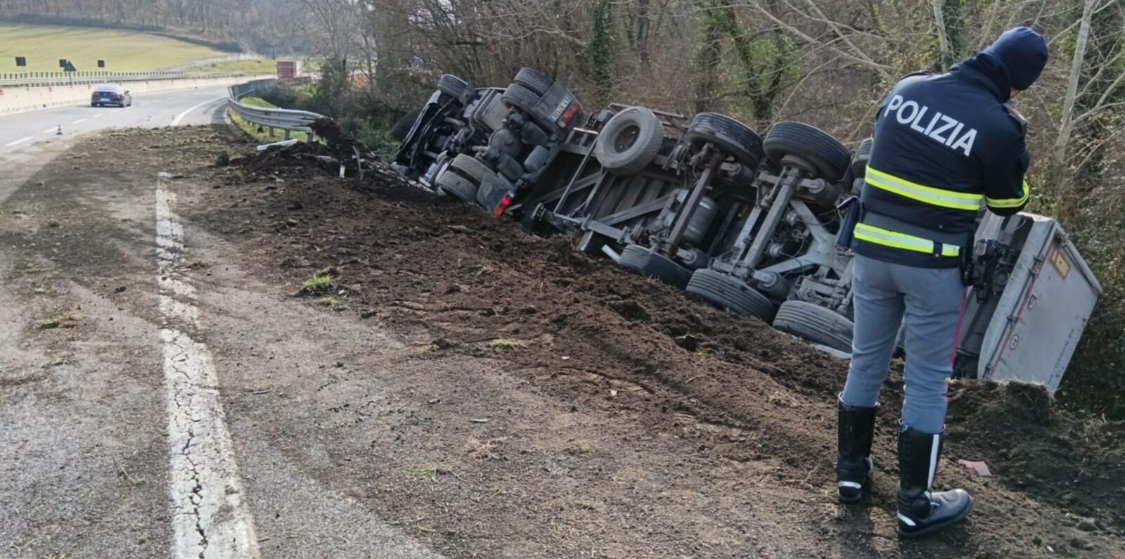 Incidente sull’A16: esplode pneumatico, camion ribaltato