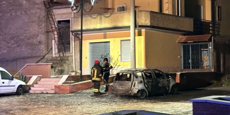 Sant’Angelo a Cupolo, auto in fiamme in piazza: paura tra i residenti (FOTO)