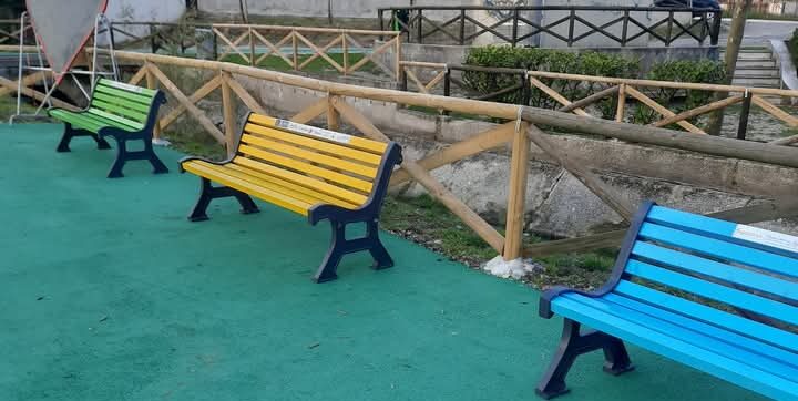 FOTO – Panchine colorate sulla Ciclopedonale del Grassano: un messaggio di inclusione e speranza