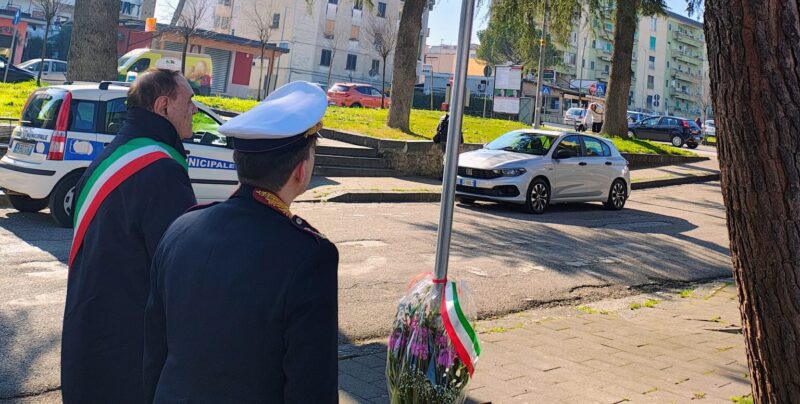 Piazzale Martiri delle Foibe, l’omaggio floreale del sindaco Mastella