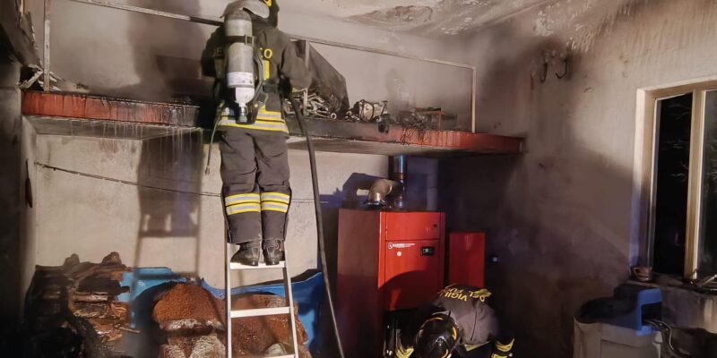 Garage in fiamme, paura per un’anziana: Vigili del Fuoco evitano il peggio