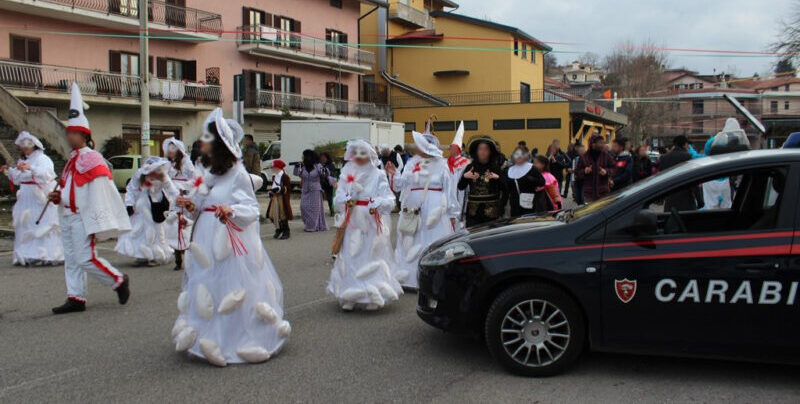 Carnevale shock: pesta la compagna in strada sotto gli occhi della figlia