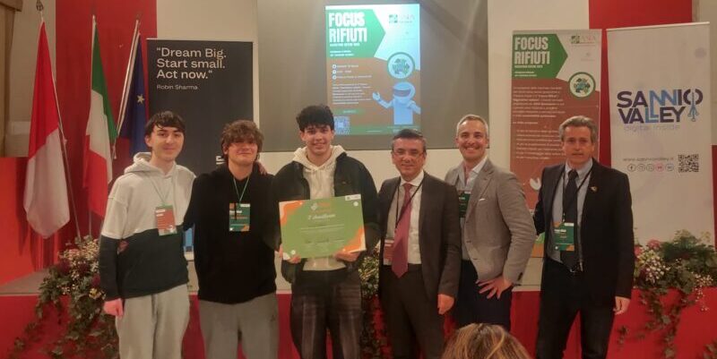 SCOMPOSTER AI sul podio: il Liceo Scientifico di Benevento conquista il secondo posto all’Hackathon sull’IA e l’economia circolare