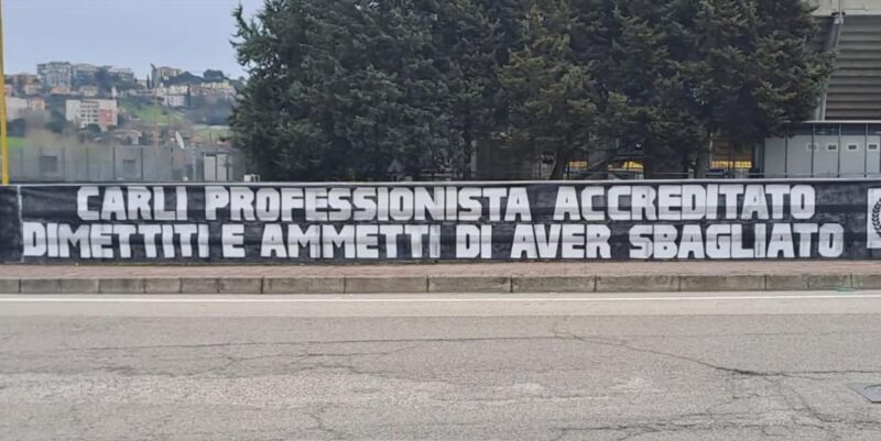 Benevento, striscione allo stadio: “Carli, professionista accreditato, dimettiti e ammetti di aver sbagliato”