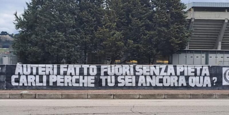 Benevento, altro striscione per Carli: “Auteri fatto fuori senza pietà, perché tu sei ancora qua?”