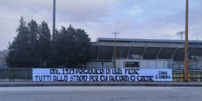 Benevento, striscione allo stadio: “Dal 1929 prigioniero di una fede, tutti allo stadio per chi ancora ci crede”