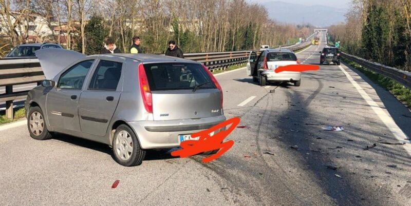 Incidente sul raccordo: tre auto coinvolte, feriti trasportati in ospedale