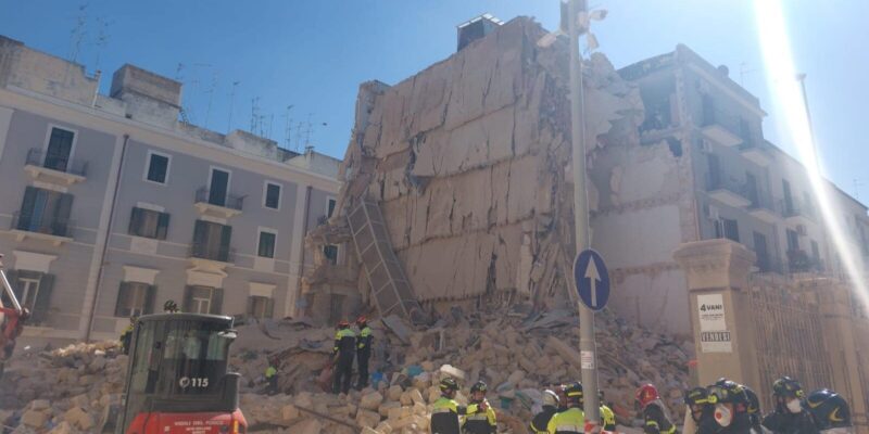 FOTO – Bari, il crollo e la speranza: tra i soccorritori anche i Vigili del Fuoco di Benevento