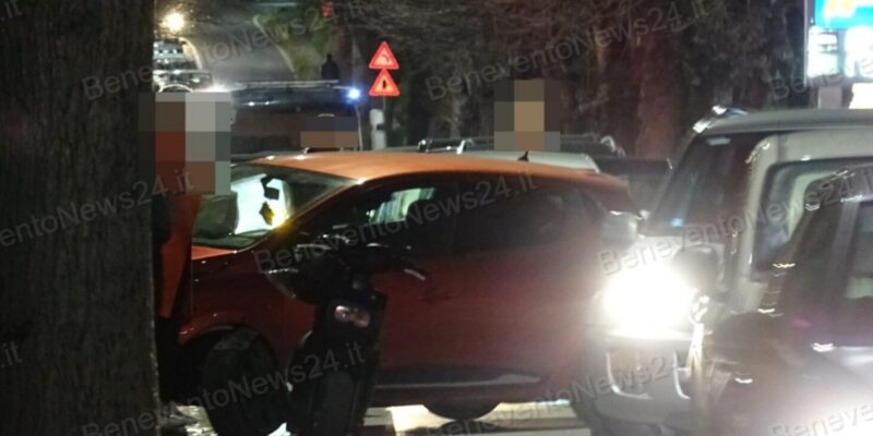 FOTO – San Giorgio del Sannio, auto finisce fuori strada: paura e traffico in tilt