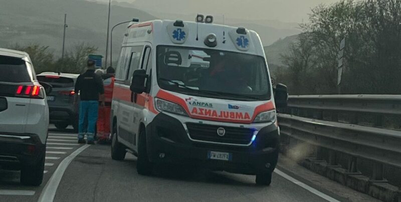 Benevento, scontro tra auto e moto: due feriti (FOTO)