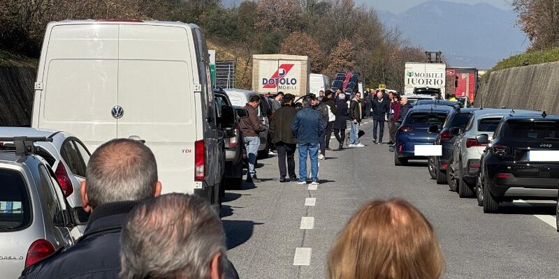 FOTO – Traffico bloccato sul raccordo Benevento – San Giorgio del Sannio: automobilisti in strada