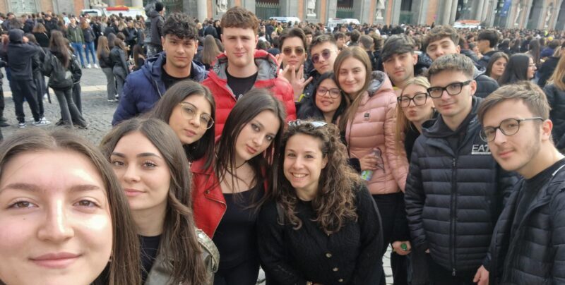 Flash mob “Bella così”: gli studenti del Lombardi di Airola a Napoli per la Giornata Internazionale della Donna